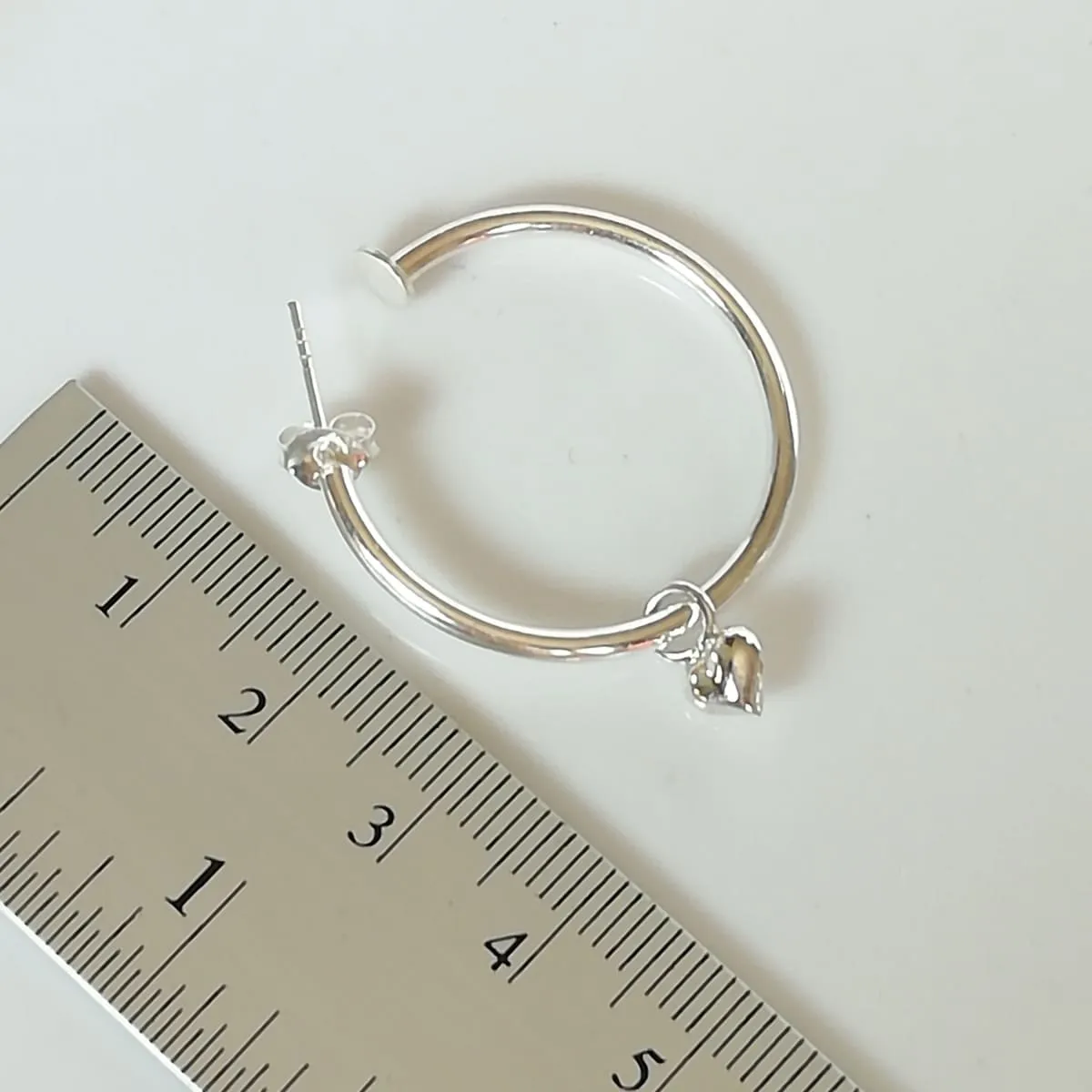 Hearts hoop | Silver hoop earrings | Silver jewelry | Minimalist hoops | Silver accessories | Heart charm | Silver ear hoops | E11