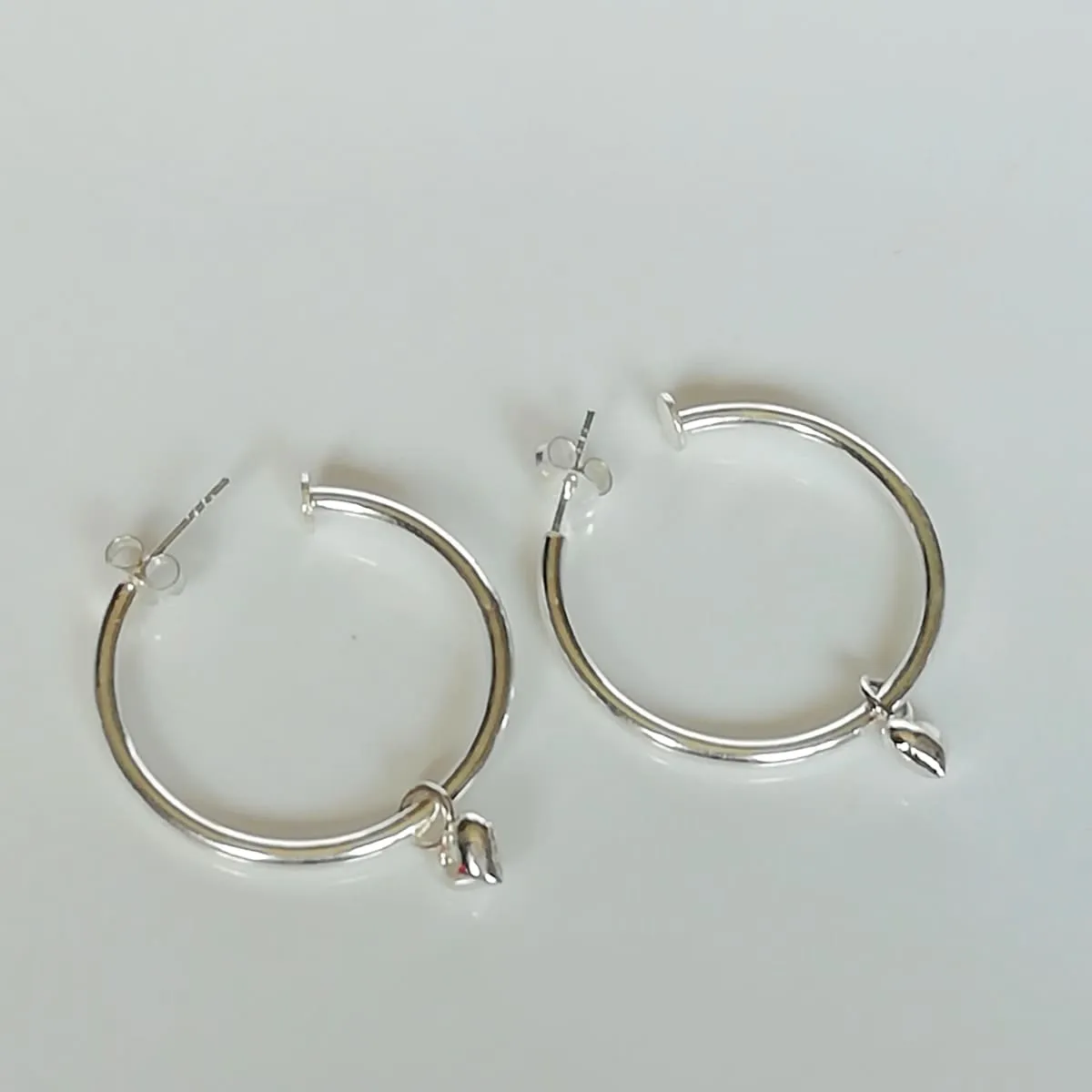 Hearts hoop | Silver hoop earrings | Silver jewelry | Minimalist hoops | Silver accessories | Heart charm | Silver ear hoops | E11