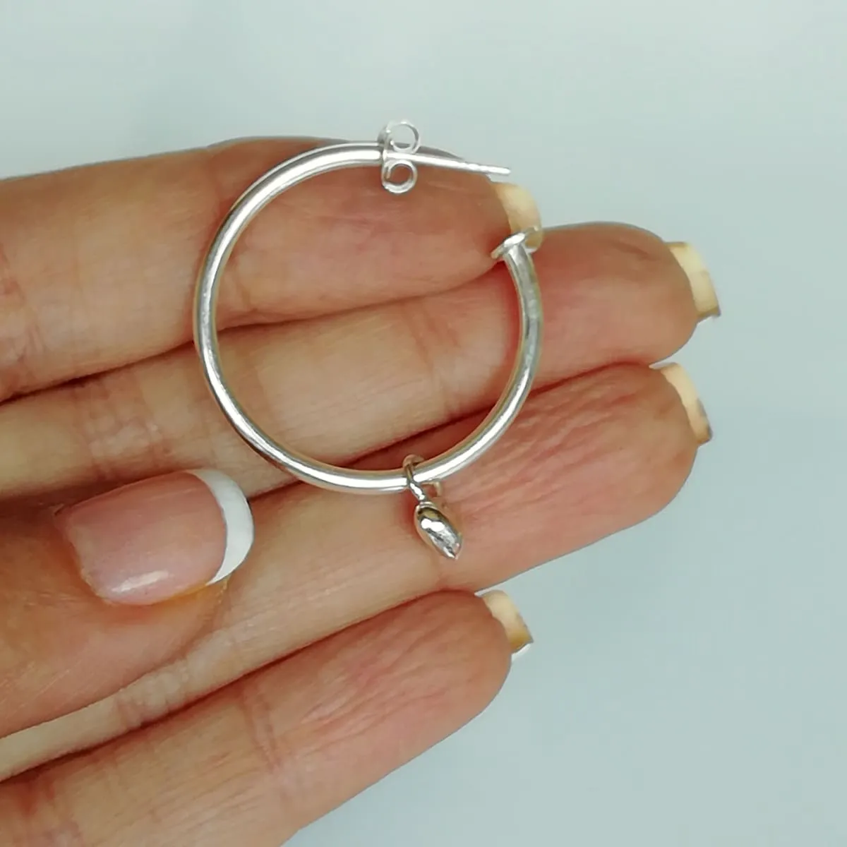 Hearts hoop | Silver hoop earrings | Silver jewelry | Minimalist hoops | Silver accessories | Heart charm | Silver ear hoops | E7