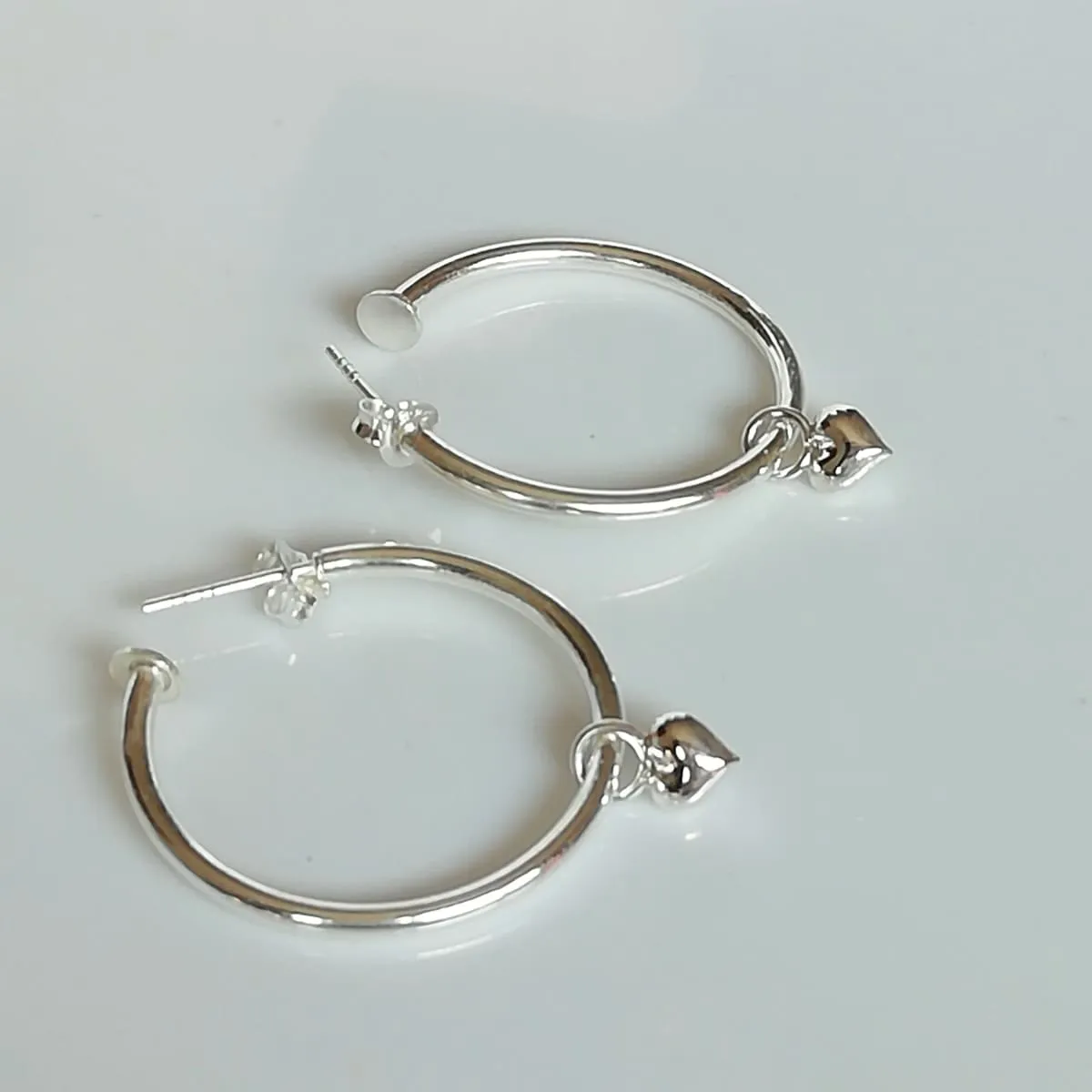 Hearts hoop | Silver hoop earrings | Silver jewelry | Minimalist hoops | Silver accessories | Heart charm | Silver ear hoops | E7