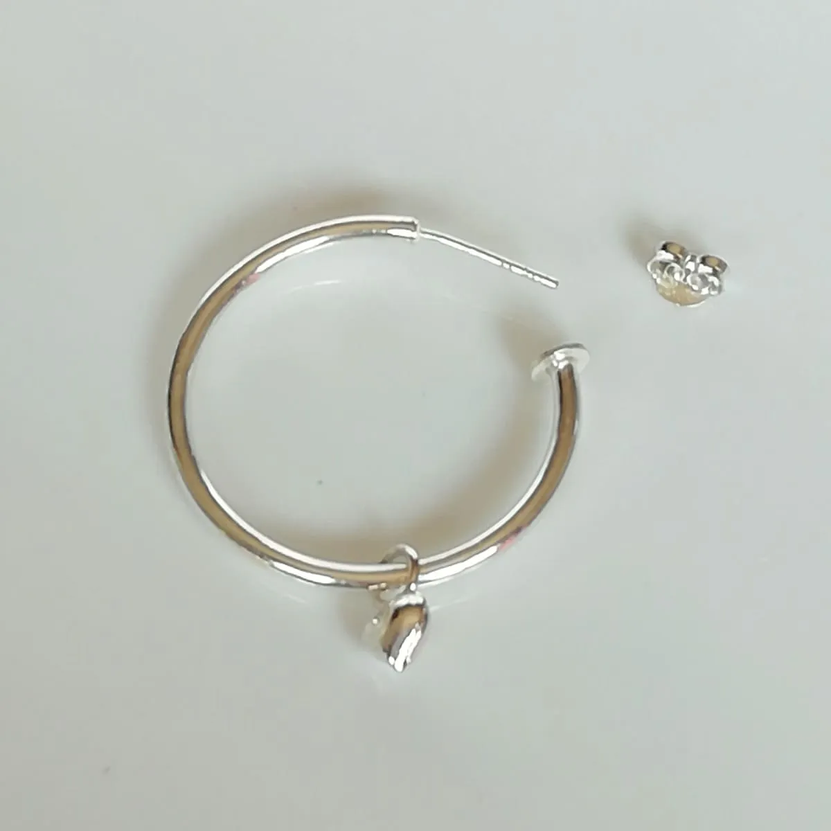 Hearts hoop | Silver hoop earrings | Silver jewelry | Minimalist hoops | Silver accessories | Heart charm | Silver ear hoops | E7